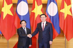 Chủ tịch Quốc hội Vương Đình Huệ hội kiến Thủ tướng Chính phủ Lào Phankham Viphavanh