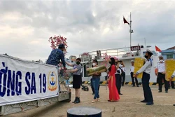 Mang Tết ra các "cột mốc chủ quyền" trên biển