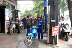 Giá xăng lại tăng hơn 700 đồng/lít