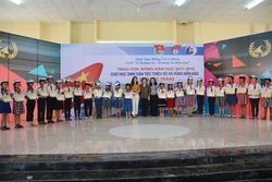 Trao học bổng cho học sinh dân tộc thiểu số và vùng biển đảo tỉnh Sóc Trăng