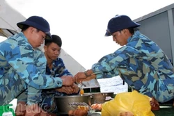 Cơm ngon, canh ngọt giữa biển Trường Sa