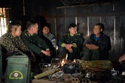 Chuyện những người lính quân hàm xanh “cắm bản”