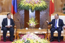Thủ tướng Chính phủ Nguyễn Xuân Phúc, Chủ tịch Quốc hội Nguyễn Thị Kim Ngân hội kiến Tổng Bí thư, Chủ tịch nước Lào Bun-nhăng Vo-la-chít
