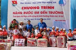 Nghệ An : "Nâng bước" học sinh vùng khó khăn đến trường