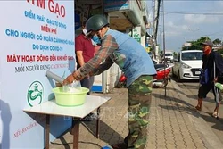 Dịch COVID-19: Mô hình thiện nguyện cây "ATM gạo" có mặt tại Cần Thơ