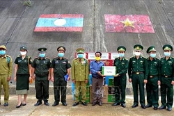 Bộ đội biên phòng Thừa Thiên Huế chúc Tết Bunpimay 2020