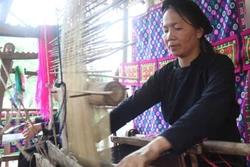 Phát huy nghề dệt thổ cẩm truyền thống gắn với phát triển du lịch