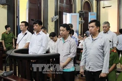 Tuyên hủy toàn bộ bản án sơ thẩm để điều tra, xét xử lại