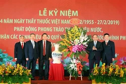 Thủ tướng Nguyễn Xuân Phúc tới thăm, nói chuyện với đội ngũ y, bác sĩ Bệnh viện Bạch Mai