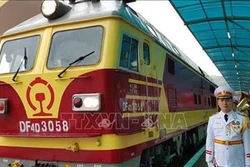 Chủ tịch Triều Tiên Kim Jong-un đến ga Đồng Đăng, bắt đầu chuyến công du Việt Nam