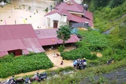 Mưa lớn gây sạt lở, tắc đường và ngập úng trường học ở vùng cao Si Ma Cai, tỉnh Lào Cai