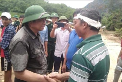 Đồng chí Phạm Minh Chính thăm hỏi, động viên người dân bản Sa Ná bị thiệt hại do lũ lụt