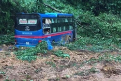 Sạt lở sau mưa lớn ở đèo Bảo Lộc khiến giao thông ùn tắc nghiêm trọng