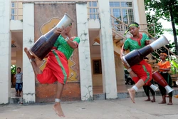 Để thực hiện các kỹ thuật khó trong bài múa Chhay - dăm, người múa phải luyện tập rất nhiều để có sức khỏe dẻo dai, thanh thoát trong từng động tác tay kết hợp với chân nhịp nhàng. Ảnh: An Hiếu