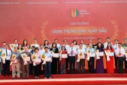 Trao giải Gian hàng trưng bày xuất sắc cho các đơn vị báo chí tại Lễ bế mạc. Ảnh: An Hiếu