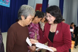 Phó Chủ tịch nước Đặng Thị Ngọc Thịnh thăm và tặng quà gia đình chính sách, hộ nghèo ở Long An