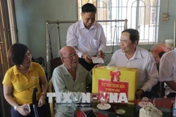 Chủ tịch Ủy ban Trung ương MTTQ Việt Nam Trần Thanh Mẫn thăm, tặng quà Tết cho các gia đình chính sách, hộ nghèo