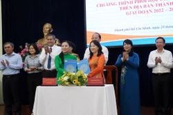 Ký Chương trình phối hợp công tác giai đoạn 2022-2025 giữa Ủy ban MTTQ Việt Nam Thành phố Hồ Chí Minh và Ban Dân tộc Thành phố Hồ Chí Minh. Ảnh: Xuân Khu-TTXVN