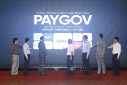 Đại biểu thực hiện nghi thức ra mắt “Cổng hỗ trợ thanh toán quốc gia (PayGov)”. Ảnh: Minh Quyết - TTXVN