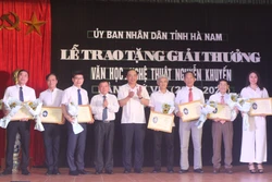 Trao giải thưởng Văn học Nghệ thuật Nguyễn Khuyến cho các tác giả. Ảnh: Thanh Tuấn - TTXVN