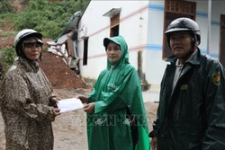 Ban Chỉ huy Phòng chống thiên tai và Tìm kiếm cứu nạn huyện Krông Bông, tỉnh Đắk Lắk trao hỗ trợ các hộ dân bị thiệt hại. Ảnh: Anh Dũng - TTXVN