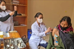 Đồng bào K’Ho ở Lâm Đồng phấn khởi tiêm vaccine phòng dịch COVID-19