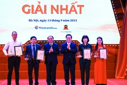 Bí thư Trung ương Đảng, Trưởng Ban Tuyên giáo Trung ương Nguyễn Trọng Nghĩa và Bộ trưởng Bộ Văn hóa, Thể thao và Du lịch Nguyễn Văn Hùng trao giải Nhất cho các tác giả, nhóm tác giả. Ảnh: Hoàng Hiếu - TTXVN