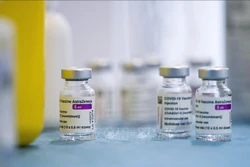 Tìm ra nguyên nhân dẫn đến biến chứng đông máu sau tiêm vaccine ngừa COVID-19 của AstraZeneca