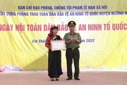 Trao quà của Bộ Công an cho xã Sín Thầu. Ảnh: Xuân Tiến - TTXVN
