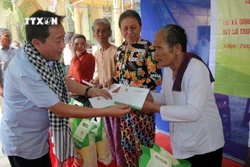 Trao 500 phần quà cho đồng bào Khmer khó khăn ở tỉnh Kiên Giang