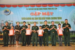 Chung tay hỗ trợ học sinh có hoàn cảnh đặc biệt khó khăn nơi biên giới Đắk Lắk