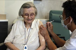 Mũi vaccine tăng cường ngừa COVID-19 có hiệu quả gần 4 tháng đối với người cao tuổi