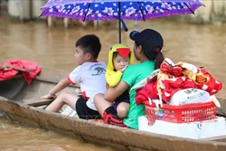 Quảng Bình vẫn còn khoảng 2.000 ngôi nhà bị ngập