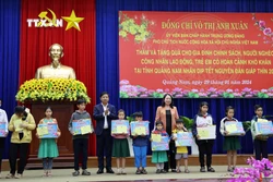 Phó Chủ tịch nước Võ Thị Ánh Xuân thăm, tặng quà gia đình chính sách tỉnh Quảng Nam