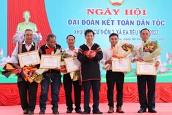 Đồng bào các dân tộc tiếp tục đoàn kết, gắn bó xây dựng khối đại đoàn kết toàn dân tộc