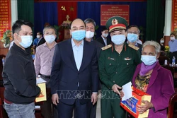 Thủ tướng Nguyễn Xuân Phúc tặng quà Tết gia đình chính sách và hộ nghèo tại Quảng Nam