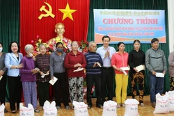 Tặng quà cho các gia đình khó khăn ở miền núi Phú Yên