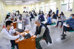 Dịch COVID-19: Ngày 30/12, số ca mắc mới giảm nhẹ, Hà Nội vẫn đứng đầu cả nước với trên 1.700 ca