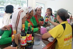 Khách du lịch tìm hiểu và mua nước mắm tại Nhà thùng nước mắm Khải Hoàn ở đảo Phú Quốc (Kiên Giang). Ảnh: Lê Huy Hải - TTXVN