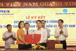 Tổng Giám đốc Thông tấn xã Việt Nam Vũ Việt Trang và Tổng Giám đốc Bảo hiểm xã hội Việt Nam Nguyễn Thế Mạnh trao đổi biên bản ký kết hợp tác tại buổi lễ. Ảnh: Tuấn Anh - TTXVN
