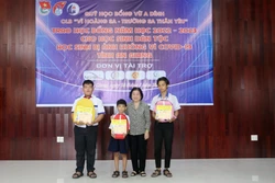 Bà Trương Mỹ Hoa, nguyên Phó Chủ tịch nước, Chủ tịch Quỹ học bổng Vừ A Dính, Chủ nhiệm Câu lạc bộ “Vì Hoàng Sa - Trường Sa thân yêu", trao học bổng “Vòng tay nhân ái” cho các em học sinh mồ côi do đại dịch COVID-19 trên địa bàn tỉnh An Giang. Ảnh: Công Mạ