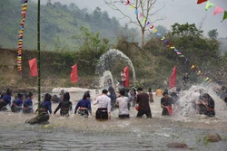 Tưng bừng Tết té nước của cộng đồng dân tộc Lào ở Điện Biên