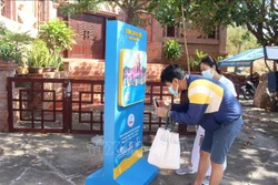 Du khách quét mã QR tại Khu di tích tháp Pô Sah Inư. Ảnh: Hồng Hiếu - TTXVN