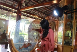 Thợ thủ công chế tác tranh cát tại không gian làng nghề Trường Sơn (thành phố Nha Trang, tỉnh Khánh Hòa). Ảnh: Phan Sáu - TTXVN