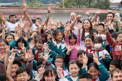 Tình nguyện viên Israel dạy học cho trẻ em vùng cao Lào Cai
