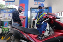 Giá xăng, dầu tăng gần 200 đồng/lít
