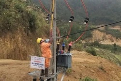 Điện lực Mường Tè, thuộc Công ty Điện lực Lai Châu đóng điện Trạm biến áp 31,5 kVA và cấp điện cho 51/58 hộ dân thuộc bản Nhóm Bố, xã Tá Bạ, huyện Mường Tè. Ảnh: TTXVN phát