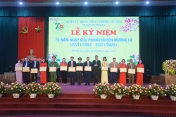 Các cá nhân nhận Bằng khen của Chủ tịch UBND tỉnh Sơn La. Ảnh: Quang Quyết-TTXVN