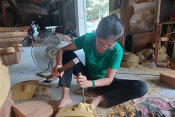 Chế tác gỗ mỹ nghệ tại làng nghề truyền thống Du Dự (huyện Thanh Oai, Hà Nội). Ảnh: Đinh Thuận - TTXVN