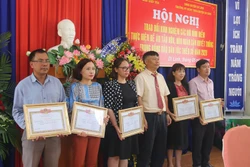 Ban Dân tộc tỉnh Lâm Đồng tặng giấy khen cho các tập thể có thành tích cao trong thực hiện mô hình điểm thuộc Đề án "Giảm thiểu tình trạng tảo hôn và hôn nhân cận huyết thống trong vùng đồng bào dân tộc thiểu số" trên địa bàn tỉnh giai đoạn 2017-2025. Ảnh